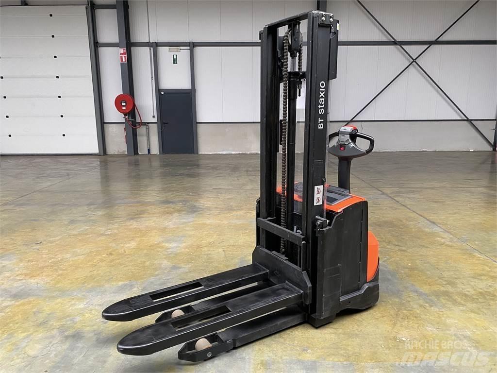 Toyota BT SWE100 شاحنات مناولة ذاتية الدفع