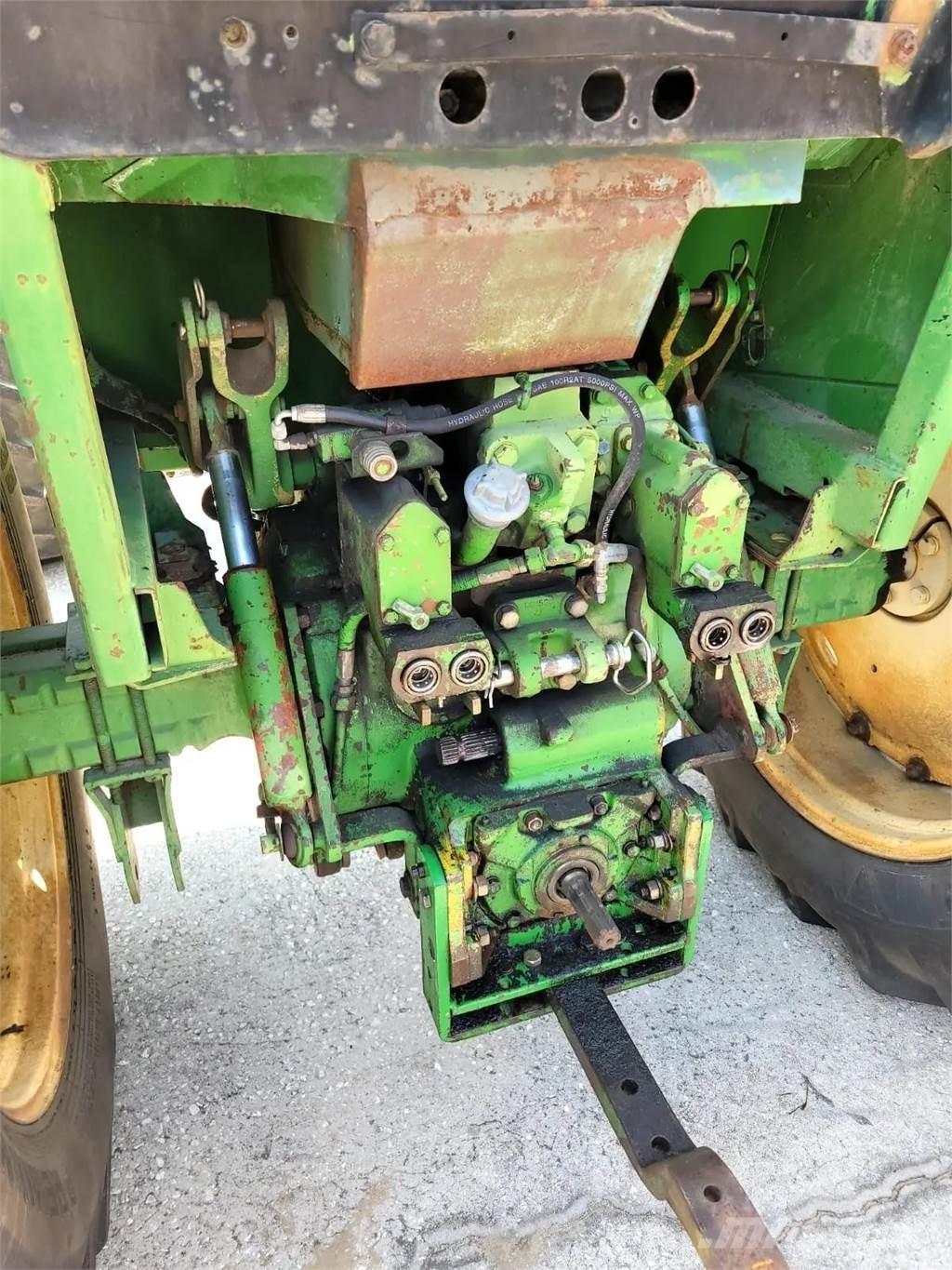 John Deere 4230 الجرارات