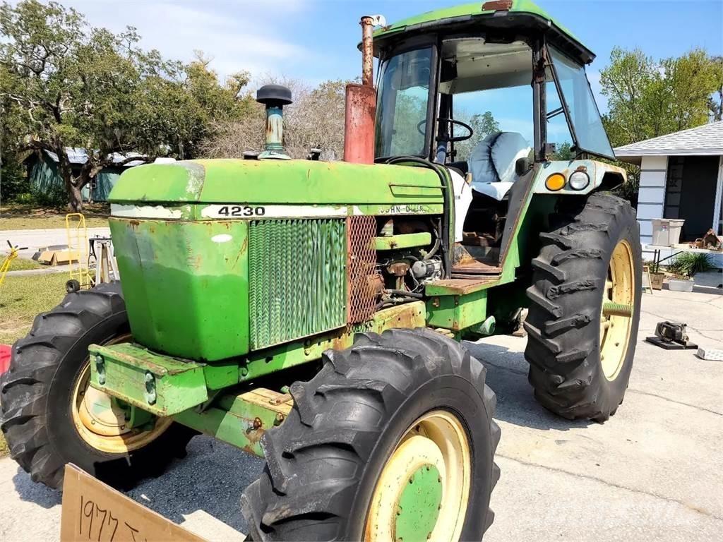 John Deere 4230 الجرارات