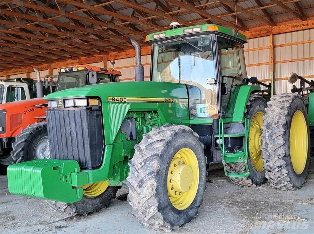 John Deere 8400 الجرارات