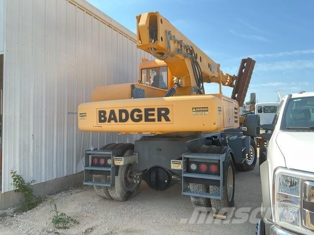 Badger 470TM حفارات بعجل