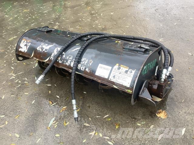 Bobcat  الكاسحات وقلابات التربة ذات المحركات