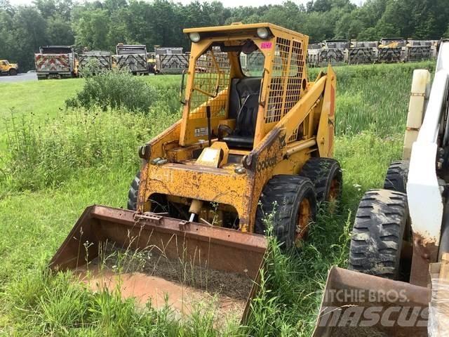 Bobcat 843 لوادر انزلاقية التوجيه
