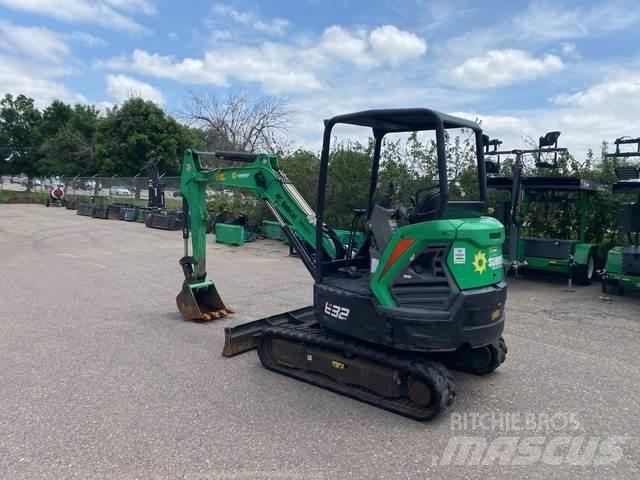 Bobcat E32 حفارات زحافة