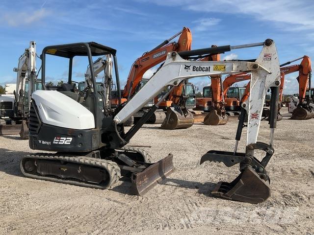 Bobcat E32 حفارات زحافة