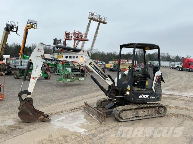 Bobcat E32 حفارات زحافة