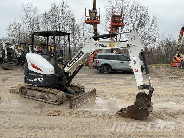 Bobcat E32 حفارات زحافة
