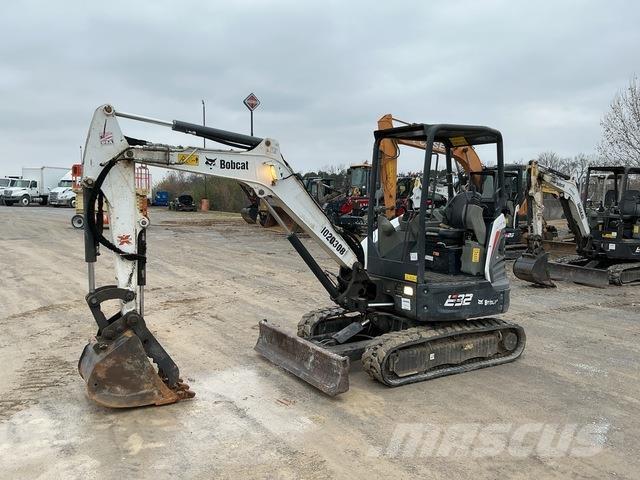 Bobcat E32 حفارات زحافة