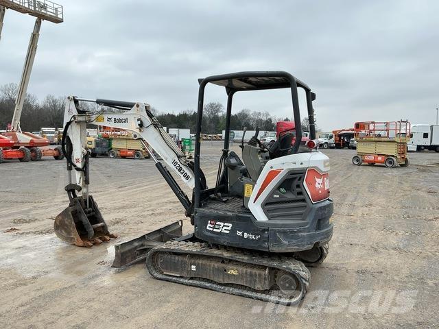 Bobcat E32 حفارات زحافة