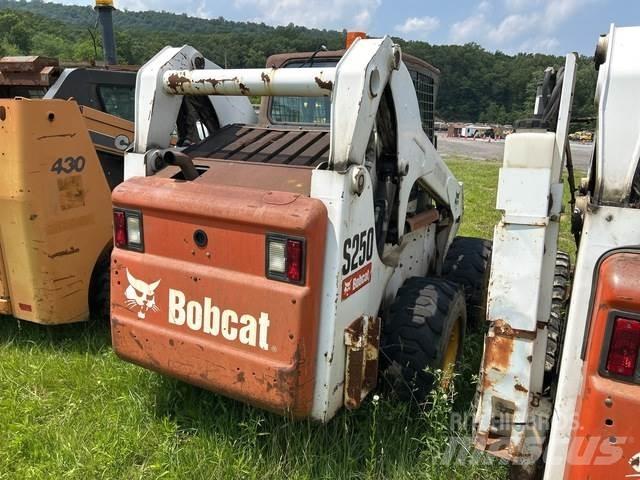 Bobcat S250 لوادر انزلاقية التوجيه