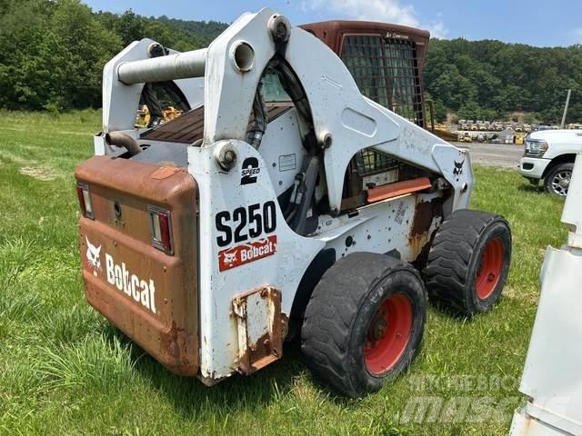 Bobcat S250 لوادر انزلاقية التوجيه