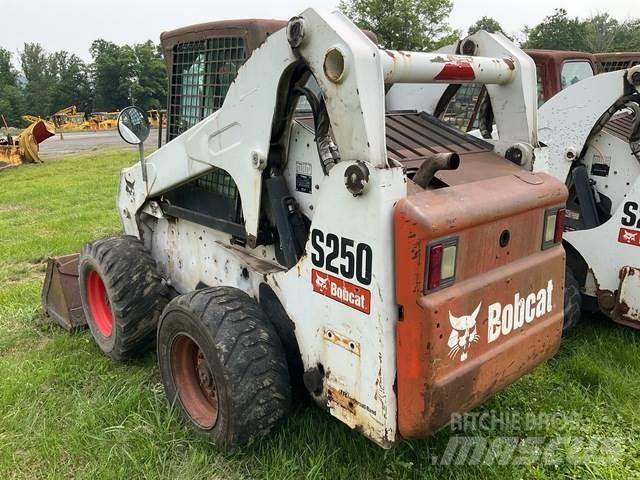 Bobcat S250 لوادر انزلاقية التوجيه