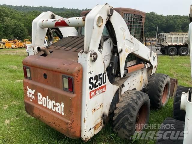 Bobcat S250 لوادر انزلاقية التوجيه