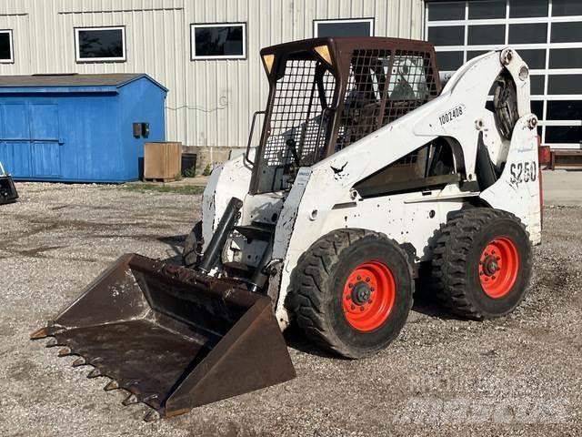 Bobcat S250 لوادر انزلاقية التوجيه