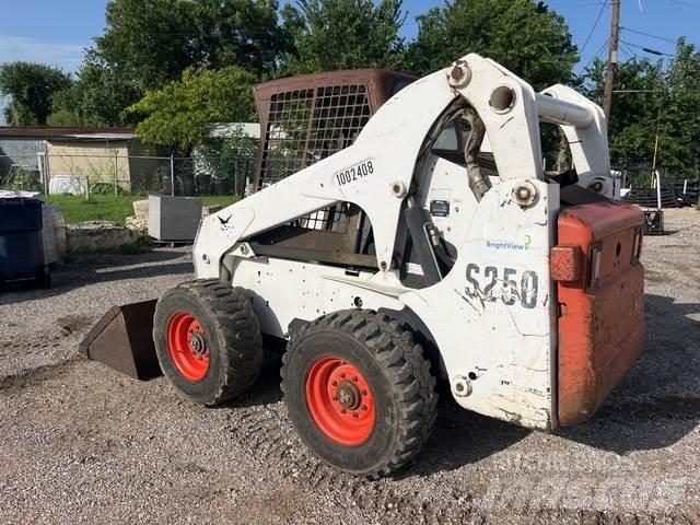 Bobcat S250 لوادر انزلاقية التوجيه