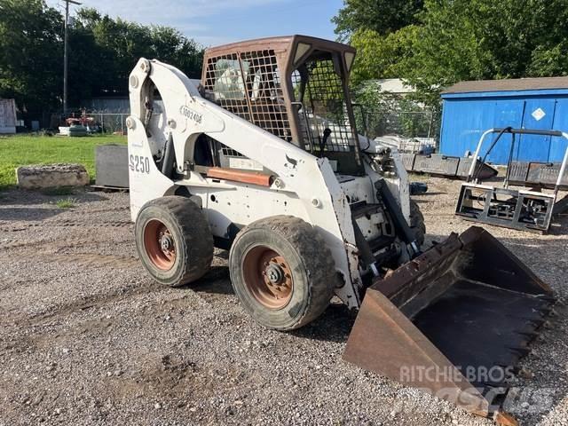 Bobcat S250 لوادر انزلاقية التوجيه