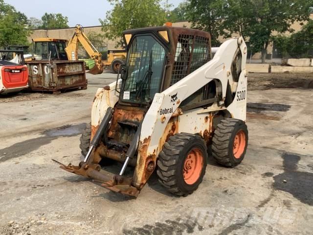 Bobcat S300 لوادر انزلاقية التوجيه
