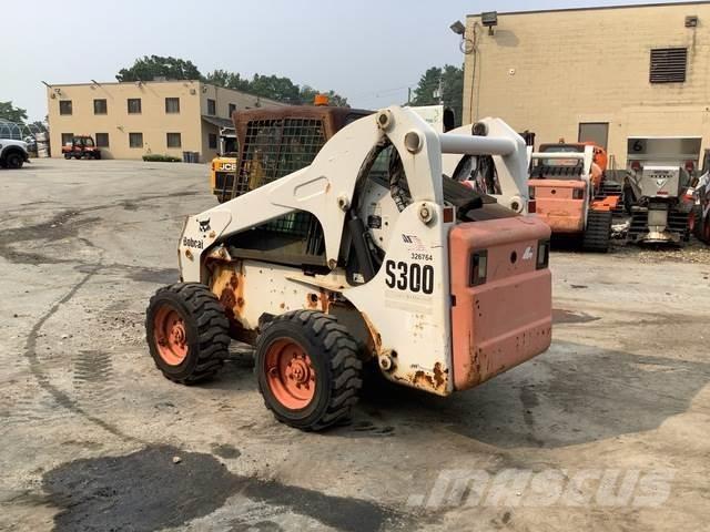 Bobcat S300 لوادر انزلاقية التوجيه