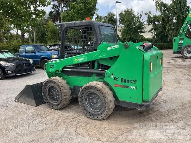Bobcat S550 لوادر انزلاقية التوجيه