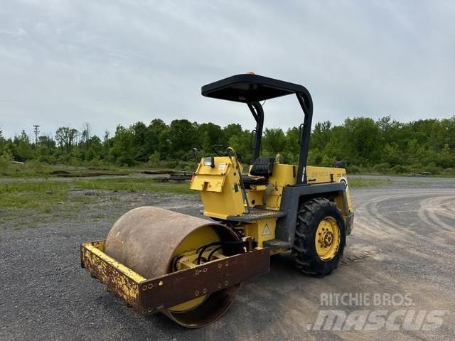Bomag BW142D مداحل أحادية الأسطوانة