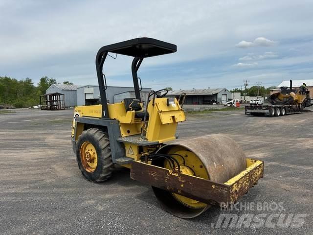Bomag BW142D مداحل أحادية الأسطوانة