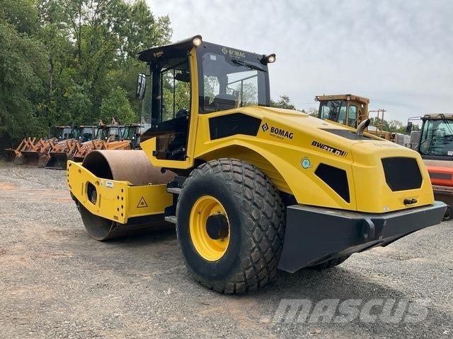 Bomag BW211 D مداحل أحادية الأسطوانة
