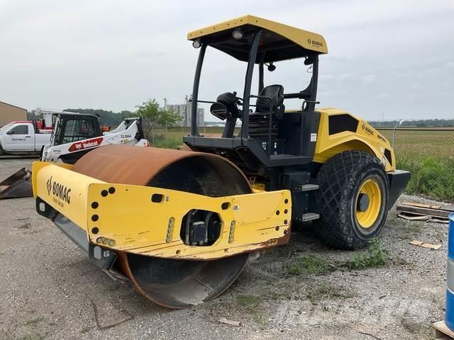 Bomag BW211D-5 مداحل أحادية الأسطوانة