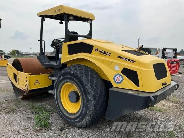 Bomag BW211D-5 مداحل أحادية الأسطوانة