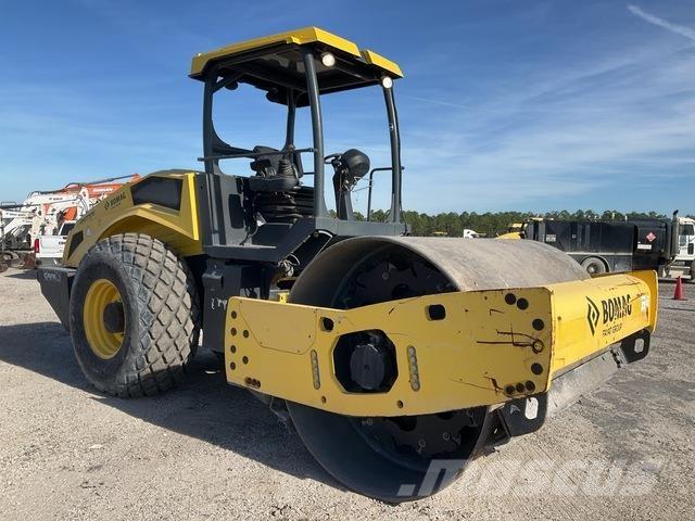 Bomag BW211D-5 مداحل أحادية الأسطوانة