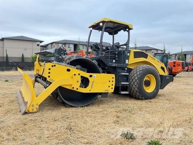 Bomag BW213DH مداحل أحادية الأسطوانة