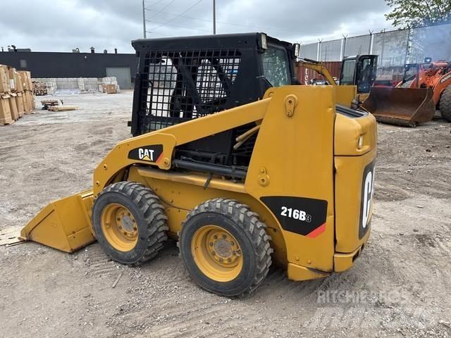 CAT 216B3 لوادر انزلاقية التوجيه