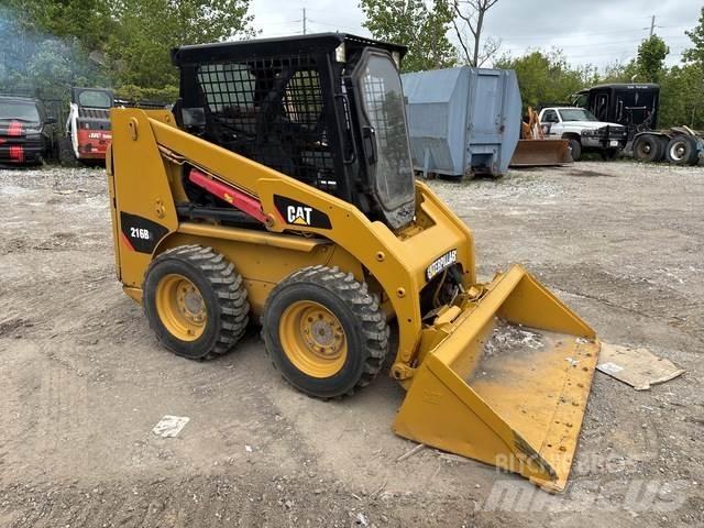 CAT 216B3 لوادر انزلاقية التوجيه