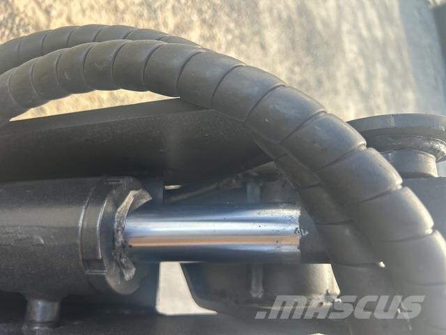 CAT 216B3 لوادر انزلاقية التوجيه