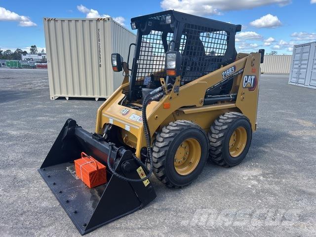 CAT 216B3 لوادر انزلاقية التوجيه