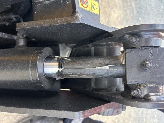 CAT 216B3 لوادر انزلاقية التوجيه