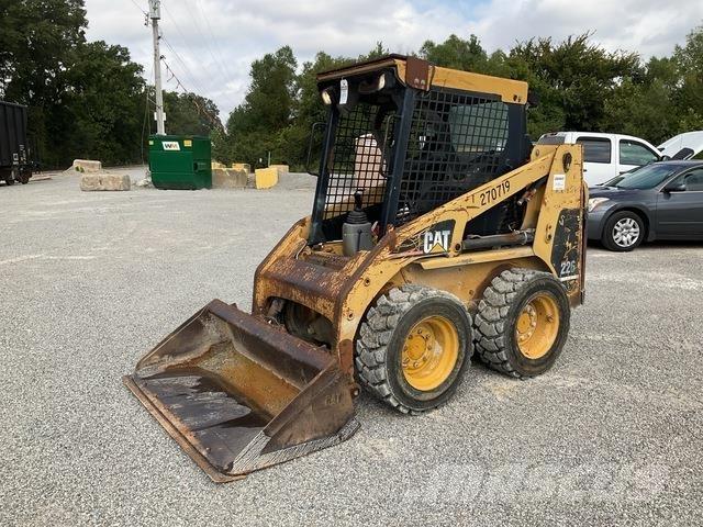 CAT 226 لوادر انزلاقية التوجيه