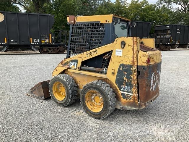 CAT 226 لوادر انزلاقية التوجيه