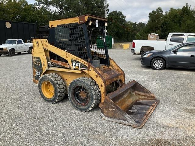 CAT 226 لوادر انزلاقية التوجيه