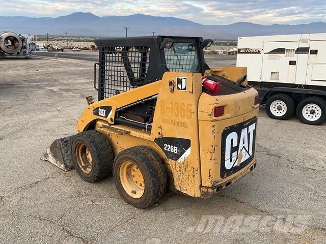 CAT 226B لوادر انزلاقية التوجيه