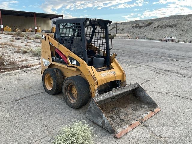 CAT 226B لوادر انزلاقية التوجيه