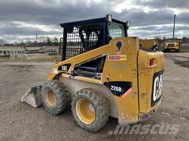 CAT 226B 2 لوادر انزلاقية التوجيه