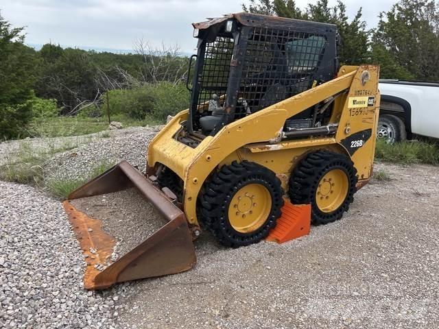 CAT 226B3 لوادر انزلاقية التوجيه