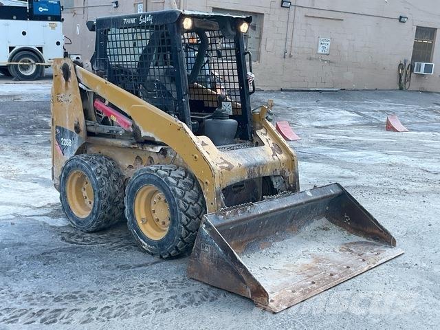 CAT 226B3 لوادر انزلاقية التوجيه