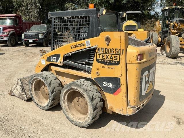 CAT 226B3 لوادر انزلاقية التوجيه
