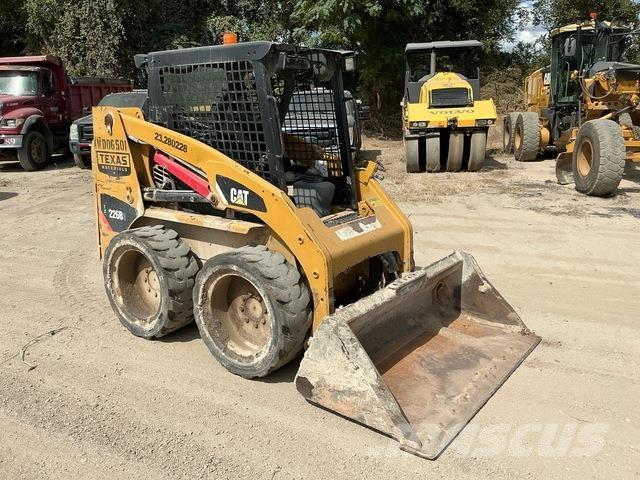 CAT 226B3 لوادر انزلاقية التوجيه
