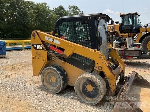 CAT 226D لوادر انزلاقية التوجيه
