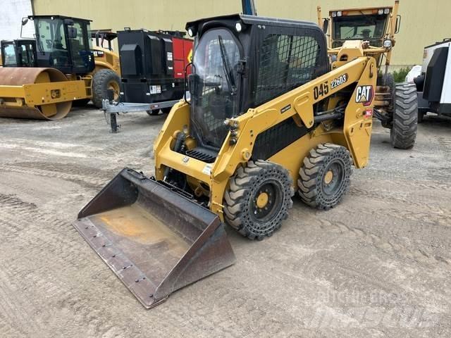 CAT 226D3 لوادر انزلاقية التوجيه