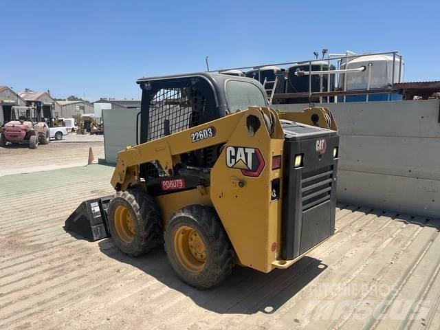 CAT 226D3 لوادر انزلاقية التوجيه