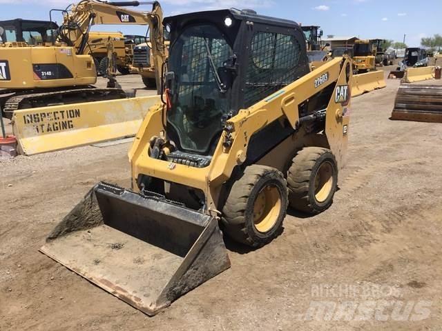 CAT 226D3 لوادر انزلاقية التوجيه