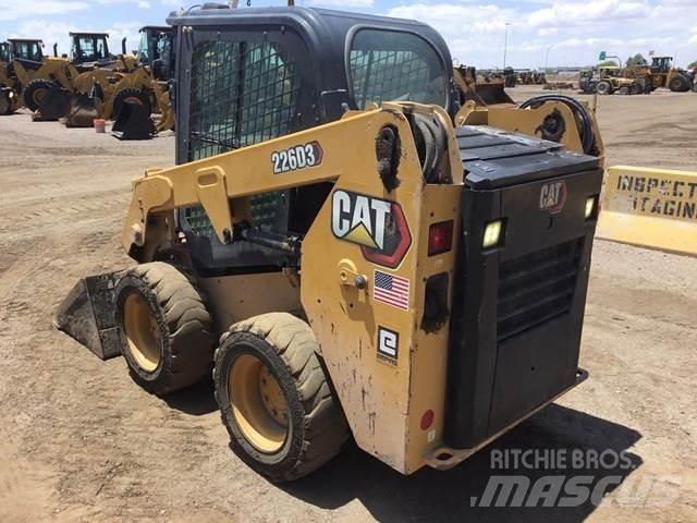 CAT 226D3 لوادر انزلاقية التوجيه